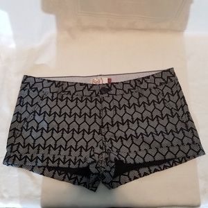Arrow pattern shorts